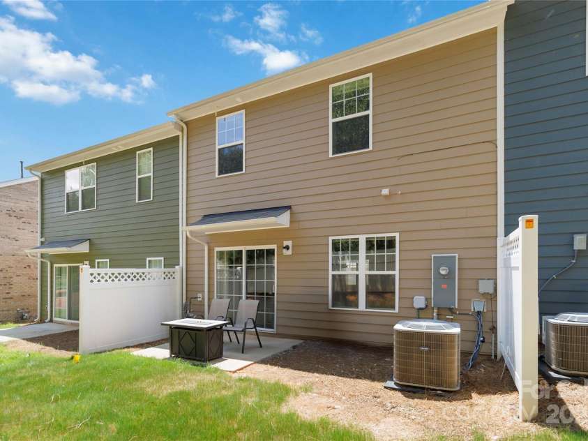 7432 Sienna Heights Place, Charlotte, NC 28213.  MLS# CAR4289490, YatesRealty ID 31174. 