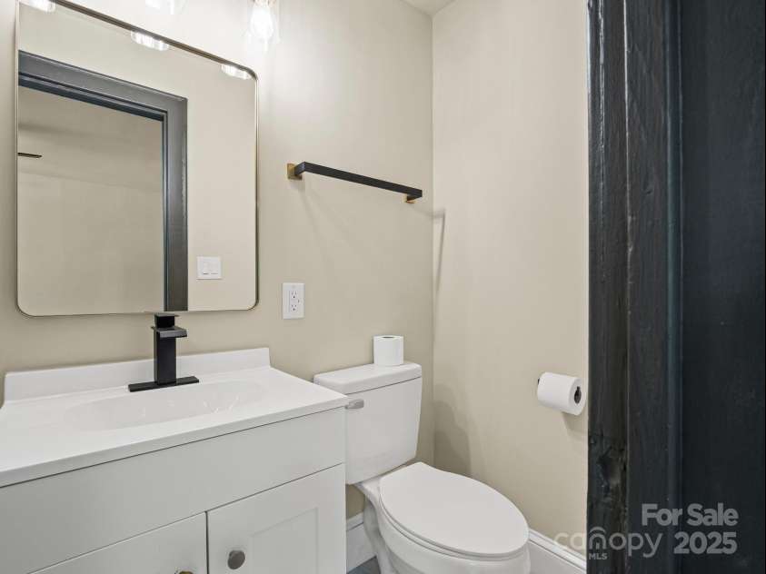 616 Marion Street, Shelby, NC 28150.  MLS# CAR4274175, YatesRealty ID 31178. Primary Bedroom bath