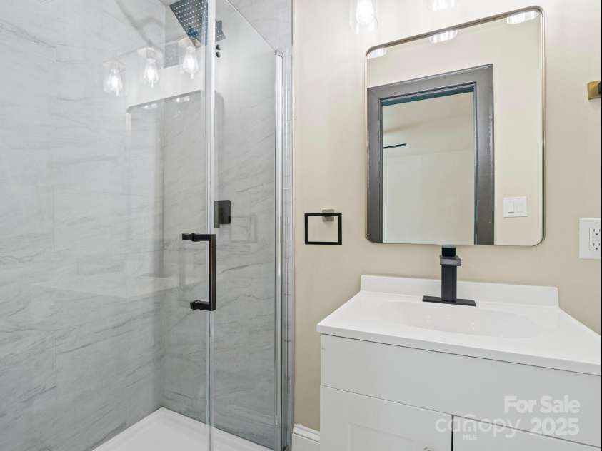 616 Marion Street, Shelby, NC 28150.  MLS# CAR4274175, YatesRealty ID 31178. Primary bedroom bath