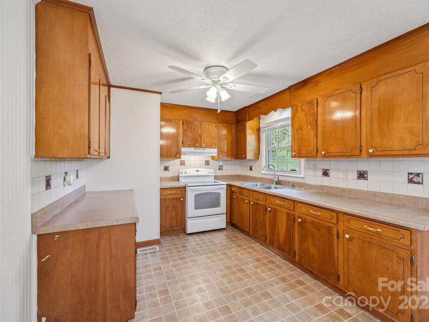 1623 Lakewood Drive, Rock Hill, SC 29732.  MLS# CAR4278853, YatesRealty ID 31179. 