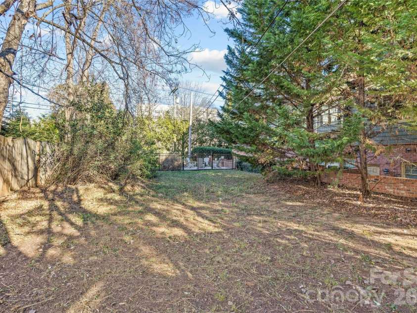 825 Lexington Avenue, Charlotte, NC 28203.  MLS# CAR4337612, YatesRealty ID 3118. 