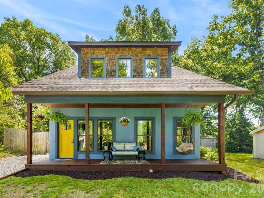 216 Hiawassee Avenue, Black Mountain, NC 28711.  MLS# CAR4391846, YatesRealty ID 31180. 