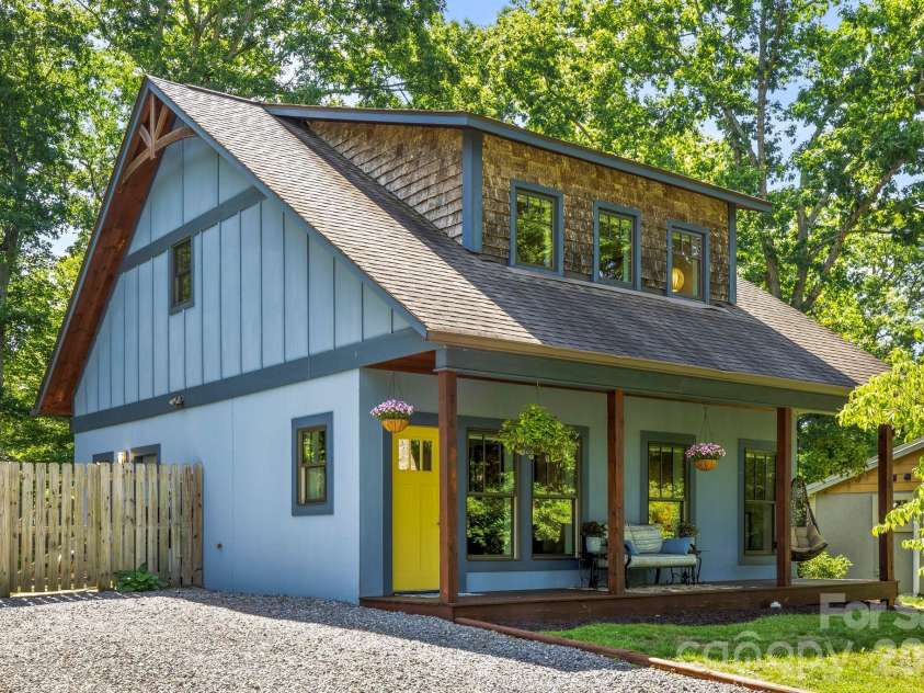 216 Hiawassee Avenue, Black Mountain, NC 28711.  MLS# CAR4391846, YatesRealty ID 31180. 