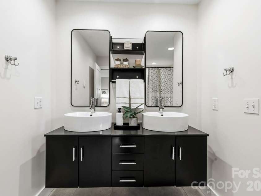 216 Hiawassee Avenue, Black Mountain, NC 28711.  MLS# CAR4391846, YatesRealty ID 31180. Primary Bath