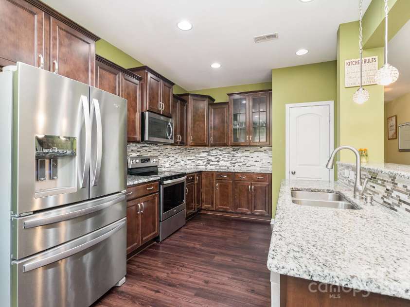 6211 Canyon Trail, Denver, NC 28037.  MLS# CAR4277710, YatesRealty ID 31180. Kitchen
