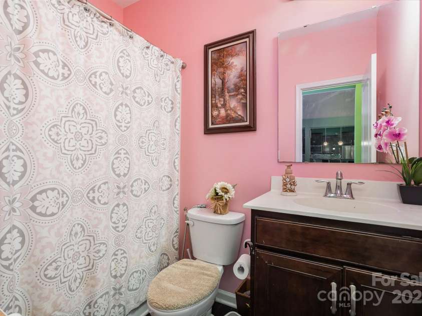 6211 Canyon Trail, Denver, NC 28037.  MLS# CAR4277710, YatesRealty ID 31180. Main floor full bath