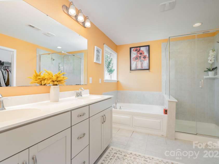 6211 Canyon Trail, Denver, NC 28037.  MLS# CAR4277710, YatesRealty ID 31180. Primary bath with garden tub