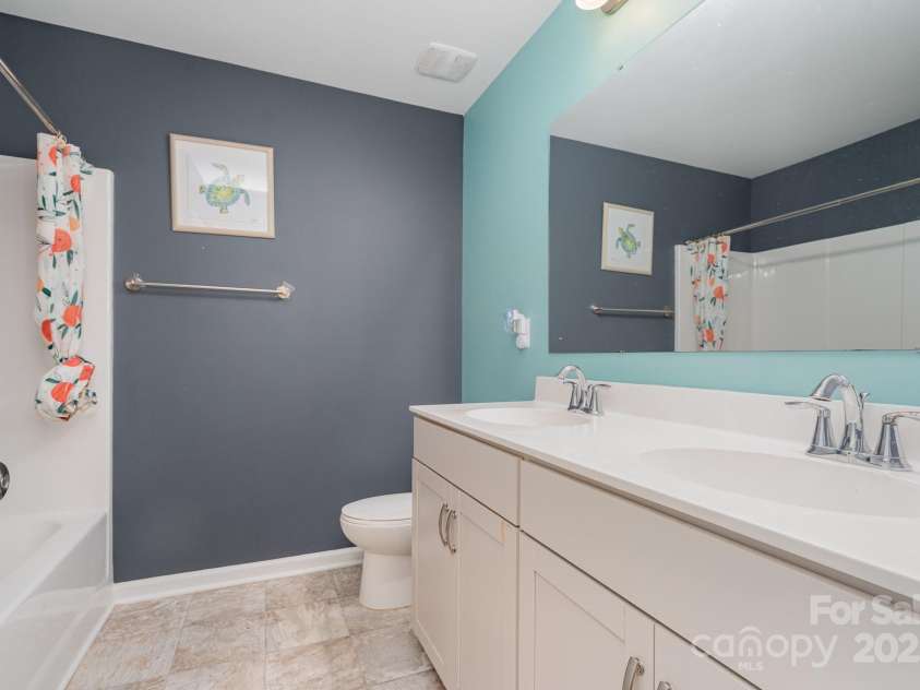 6211 Canyon Trail, Denver, NC 28037.  MLS# CAR4277710, YatesRealty ID 31180. Upstairs full bath