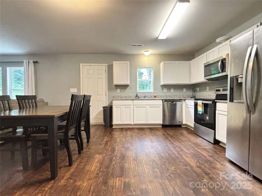 1916 Country Way, Hickory, NC 28601.  MLS# CAR4285969, YatesRealty ID 31181. 