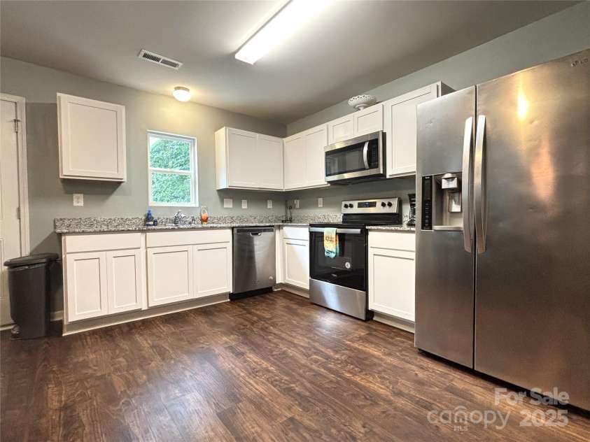 1916 Country Way, Hickory, NC 28601.  MLS# CAR4285969, YatesRealty ID 31181. 