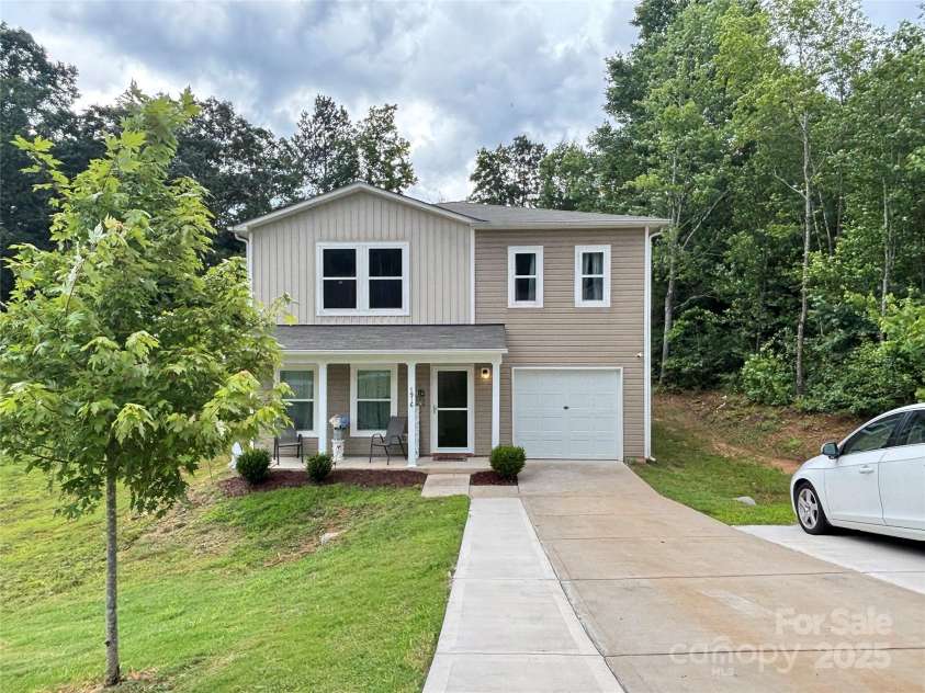 1916 Country Way, Hickory, NC 28601.  MLS# CAR4285969, YatesRealty ID 31181. 