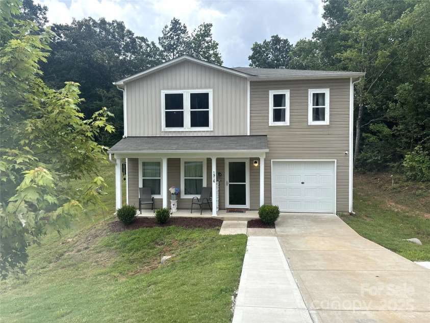 1916 Country Way, Hickory, NC 28601.  MLS# CAR4285969, YatesRealty ID 31181. 