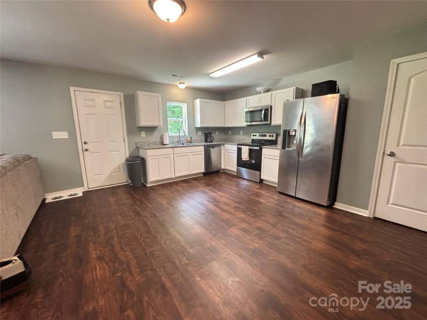 1916 Country Way, Hickory, NC 28601.  MLS# CAR4285969, YatesRealty ID 31181. 