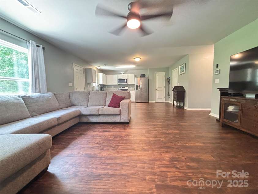 1916 Country Way, Hickory, NC 28601.  MLS# CAR4285969, YatesRealty ID 31181. 