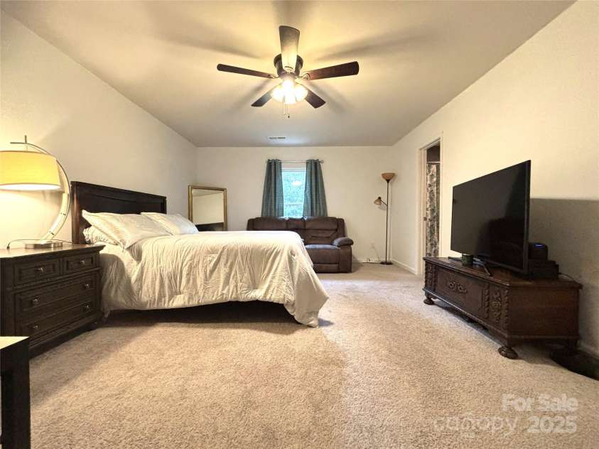 1916 Country Way, Hickory, NC 28601.  MLS# CAR4285969, YatesRealty ID 31181. 