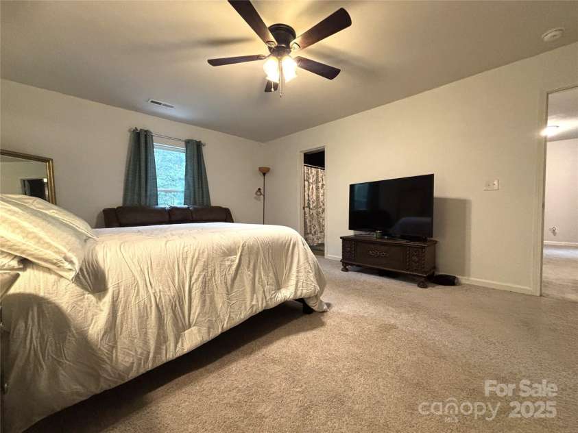 1916 Country Way, Hickory, NC 28601.  MLS# CAR4285969, YatesRealty ID 31181. 