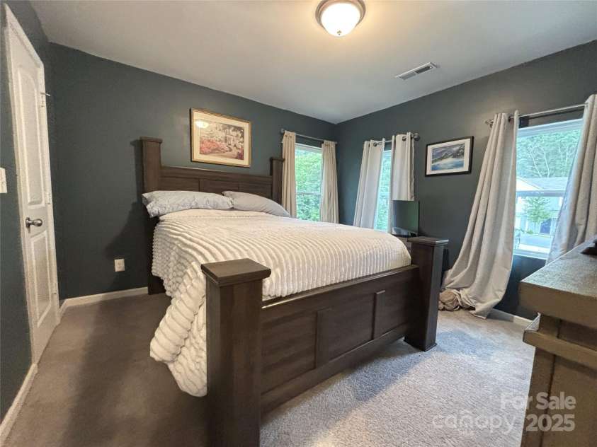 1916 Country Way, Hickory, NC 28601.  MLS# CAR4285969, YatesRealty ID 31181. 