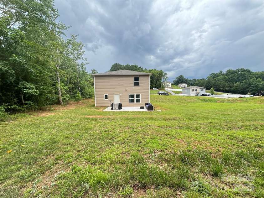 1916 Country Way, Hickory, NC 28601.  MLS# CAR4285969, YatesRealty ID 31181. 