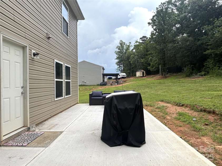 1916 Country Way, Hickory, NC 28601.  MLS# CAR4285969, YatesRealty ID 31181. 