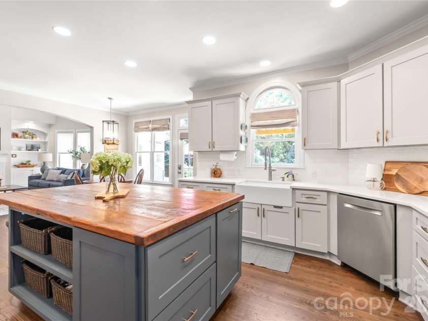 25017 Stonekirk Lane, Fort Mill, SC 29707.  MLS# CAR4383231, YatesRealty ID 31182. True kitchen luxury means ultimate organization, featuring convenient roll-out trays for easy access and a sleek pull-out trash can to keep your space looking flawless.