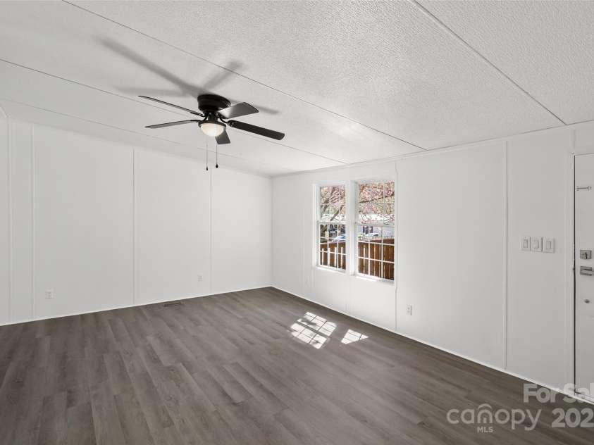 5 Concord Knoll Lane, Asheville, NC 28803.  MLS# CAR4264600, YatesRealty ID 31183. 