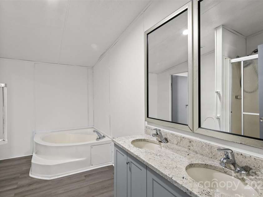 5 Concord Knoll Lane, Asheville, NC 28803.  MLS# CAR4264600, YatesRealty ID 31183. 