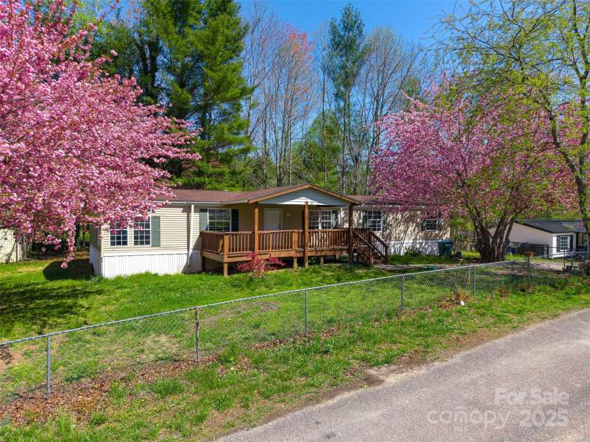 5 Concord Knoll Lane, Asheville, NC 28803.  MLS# CAR4264600, YatesRealty ID 31183. 