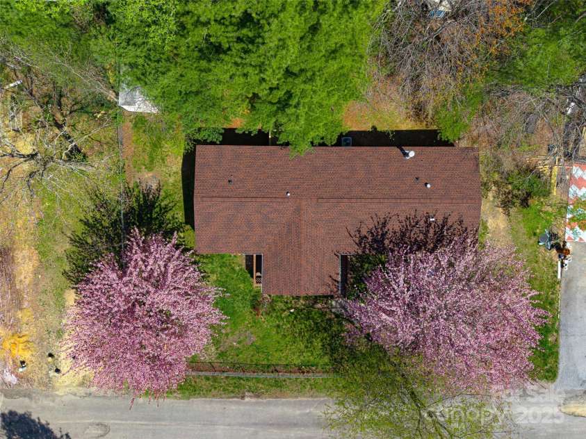 5 Concord Knoll Lane, Asheville, NC 28803.  MLS# CAR4264600, YatesRealty ID 31183. 