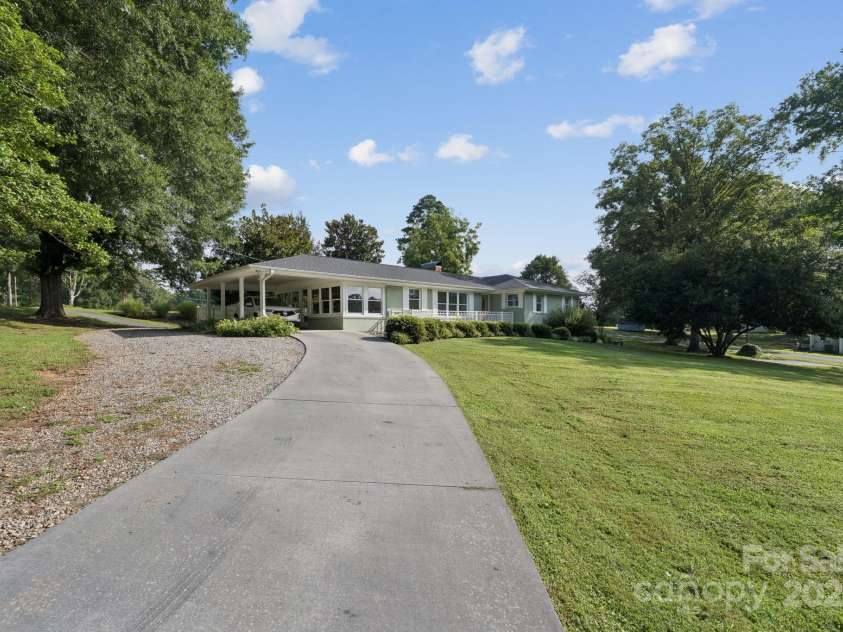 606 Spring Street, Walnut Cove, NC 27052.  MLS# CAR4289339, YatesRealty ID 31185. 