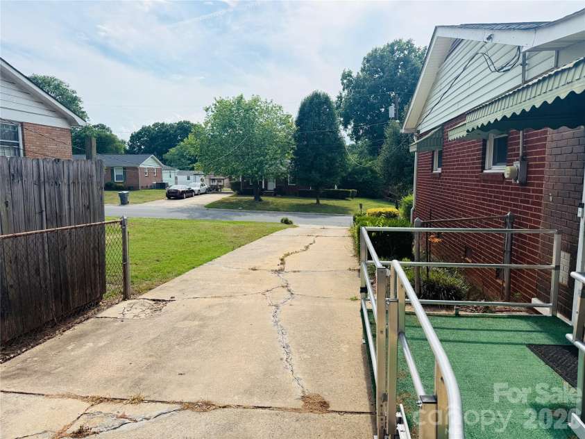 4410 Birkdale Drive, Charlotte, NC 28208.  MLS# CAR4392770, YatesRealty ID 31186. 