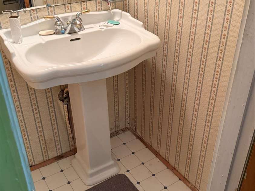 4410 Birkdale Drive, Charlotte, NC 28208.  MLS# CAR4392770, YatesRealty ID 31186. Half Bath