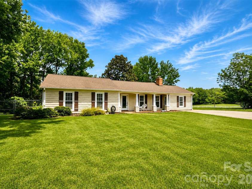 7904 Saddleview Court, Charlotte, NC 28215.  MLS# CAR4392279, YatesRealty ID 31187. 