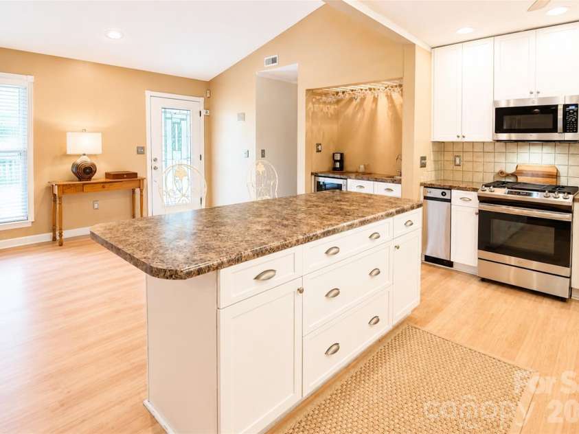7904 Saddleview Court, Charlotte, NC 28215.  MLS# CAR4392279, YatesRealty ID 31187. 