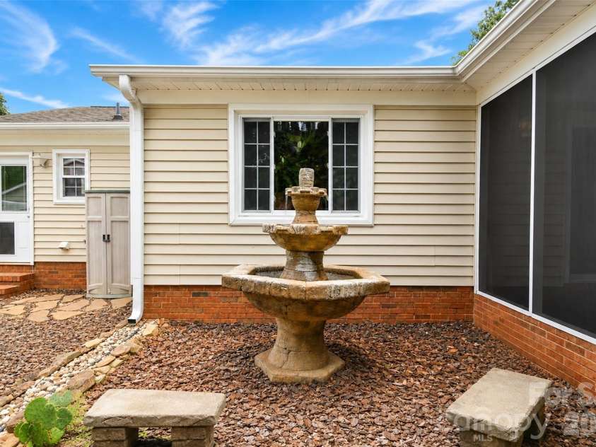 7904 Saddleview Court, Charlotte, NC 28215.  MLS# CAR4392279, YatesRealty ID 31187. 