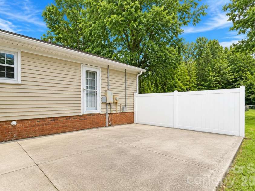 7904 Saddleview Court, Charlotte, NC 28215.  MLS# CAR4392279, YatesRealty ID 31187. 