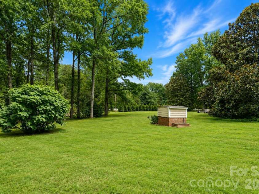 7904 Saddleview Court, Charlotte, NC 28215.  MLS# CAR4392279, YatesRealty ID 31187. 
