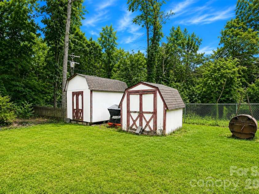 7904 Saddleview Court, Charlotte, NC 28215.  MLS# CAR4392279, YatesRealty ID 31187. 