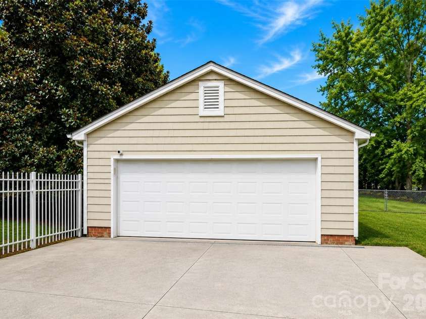 7904 Saddleview Court, Charlotte, NC 28215.  MLS# CAR4392279, YatesRealty ID 31187. 