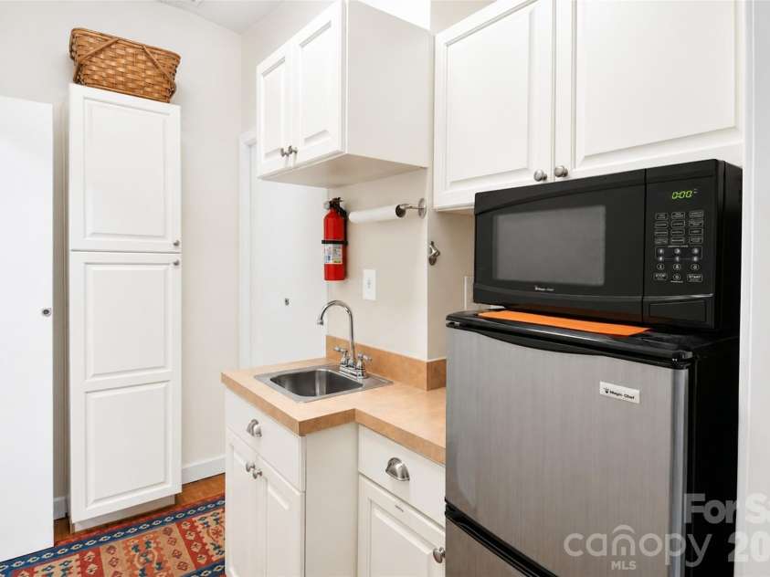 7904 Saddleview Court, Charlotte, NC 28215.  MLS# CAR4392279, YatesRealty ID 31187. 