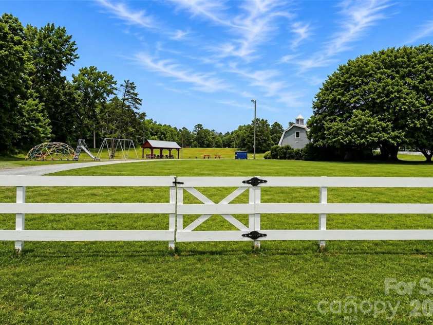 7904 Saddleview Court, Charlotte, NC 28215.  MLS# CAR4392279, YatesRealty ID 31187. 