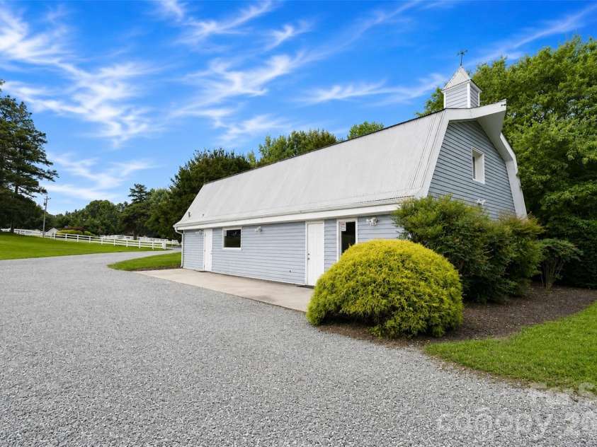 7904 Saddleview Court, Charlotte, NC 28215.  MLS# CAR4392279, YatesRealty ID 31187. 