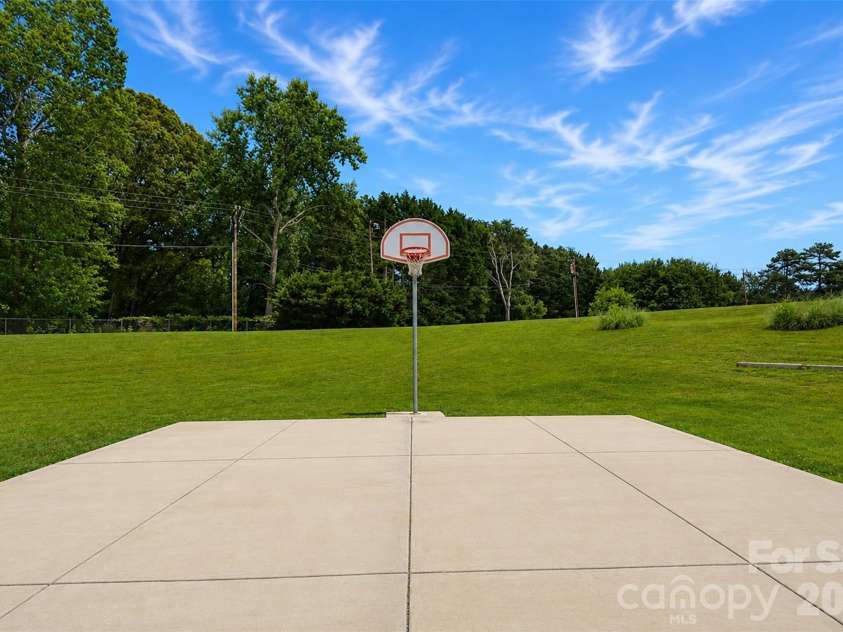 7904 Saddleview Court, Charlotte, NC 28215.  MLS# CAR4392279, YatesRealty ID 31187. 