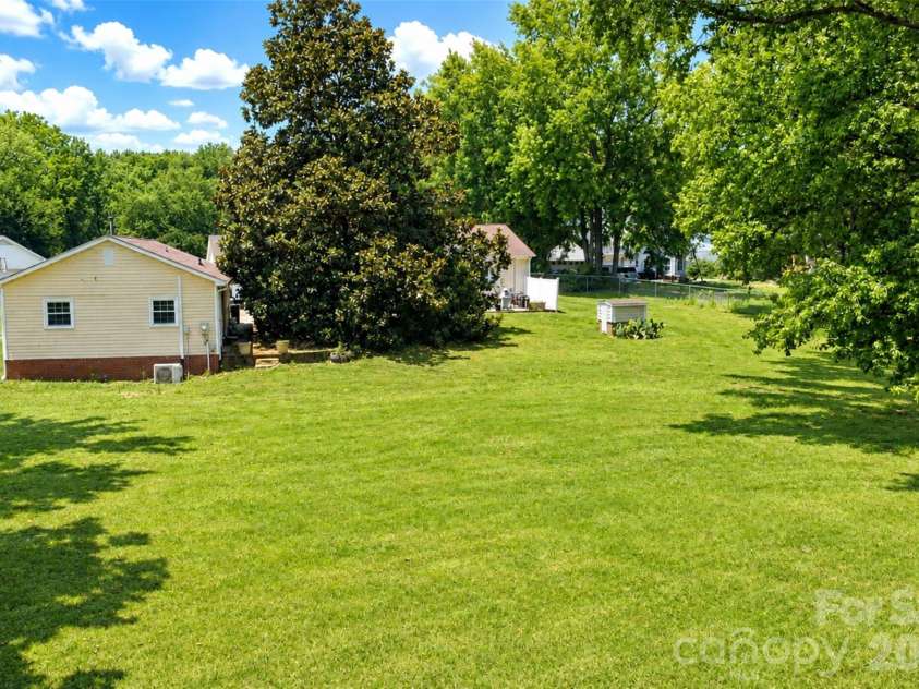7904 Saddleview Court, Charlotte, NC 28215.  MLS# CAR4392279, YatesRealty ID 31187. 