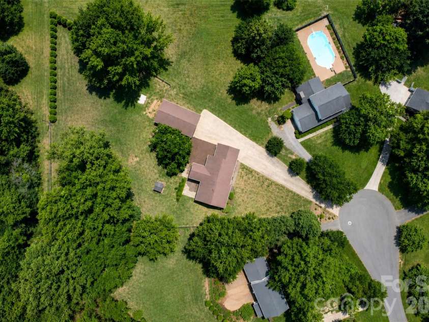 7904 Saddleview Court, Charlotte, NC 28215.  MLS# CAR4392279, YatesRealty ID 31187. 