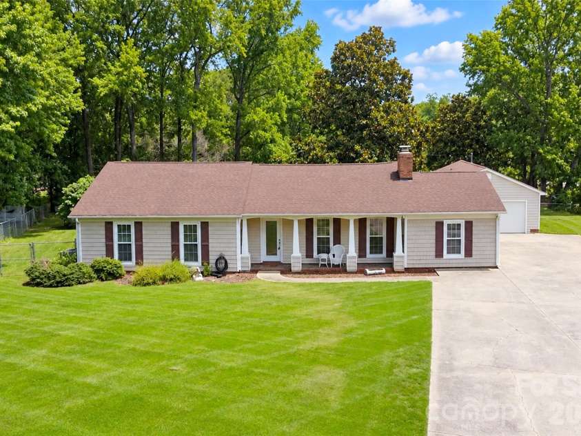 7904 Saddleview Court, Charlotte, NC 28215.  MLS# CAR4428567, YatesRealty ID 31187. 