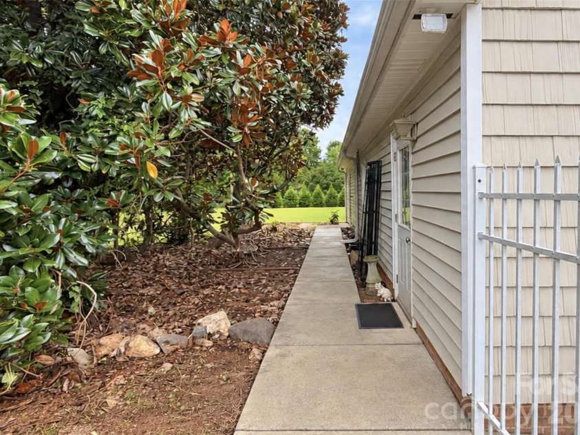 7904 Saddleview Court, Charlotte, NC 28215.  MLS# CAR4428567, YatesRealty ID 31187. 