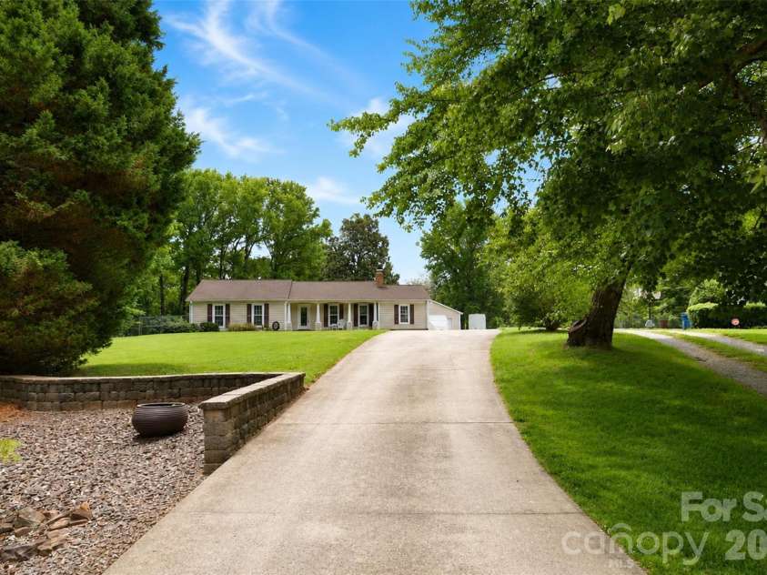 7904 Saddleview Court, Charlotte, NC 28215.  MLS# CAR4428567, YatesRealty ID 31187. 