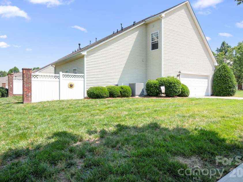 14566 Greenpoint Lane, Huntersville, NC 28078.  MLS# CAR4386657, YatesRealty ID 31189. 