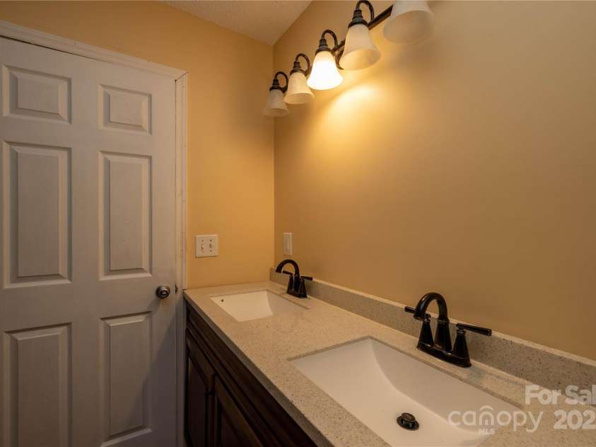 206 Fox Den Road, Troy, NC 27371.  MLS# CAR4209454, YatesRealty ID 3119. Full Bathroom