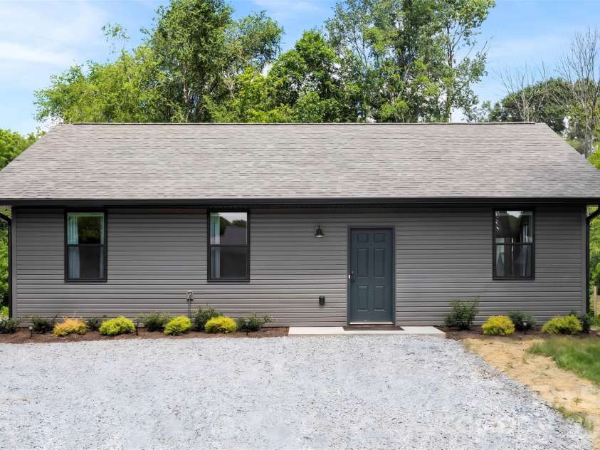 1003 College Boulevard, Dallas, NC 28034.  MLS# CAR4394111, YatesRealty ID 31191. 